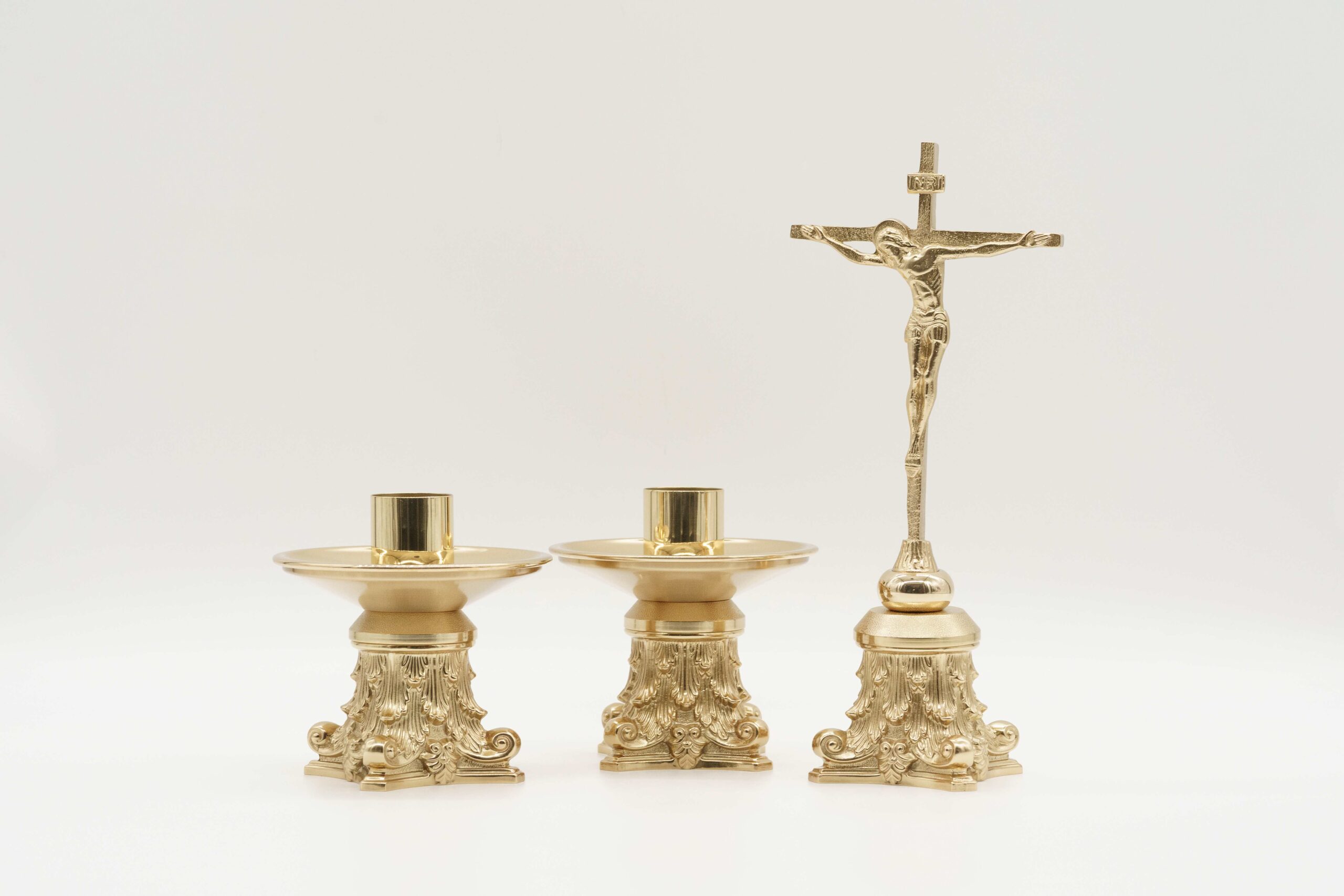 Set da Altare Candelieri e Crocifisso in Fusione di Ottone
